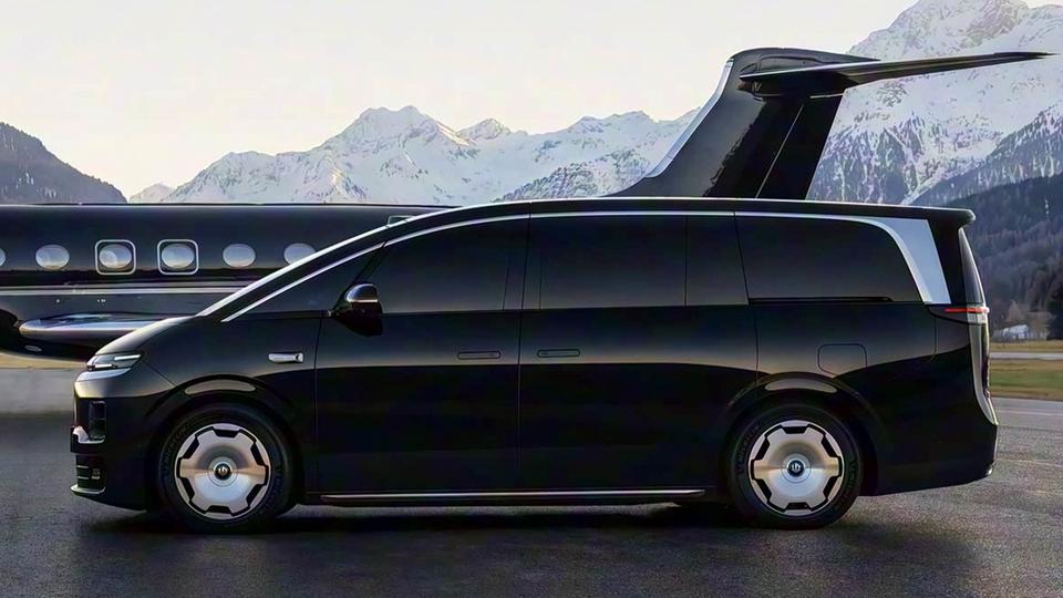 Компания Leapmotor представила свой первый минивэн D99