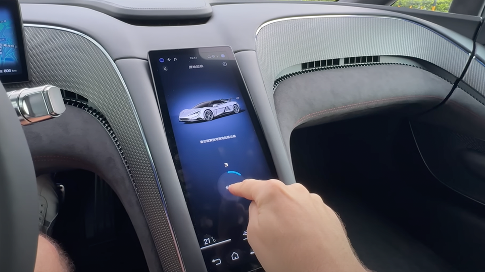 YangWang U9 — гиперкар, который прыгает через ямы