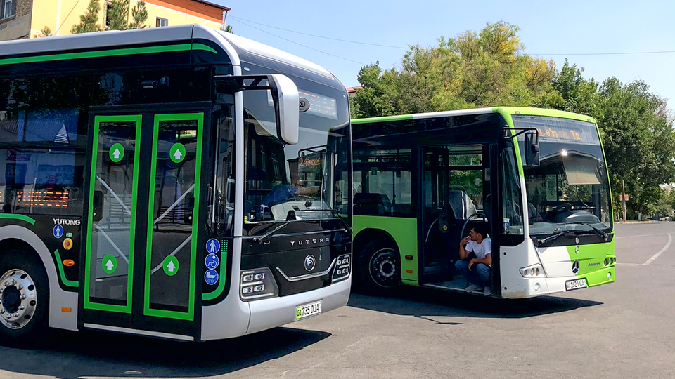 В Ташкенте автобусы стали проезжать остановки. В чём дело?