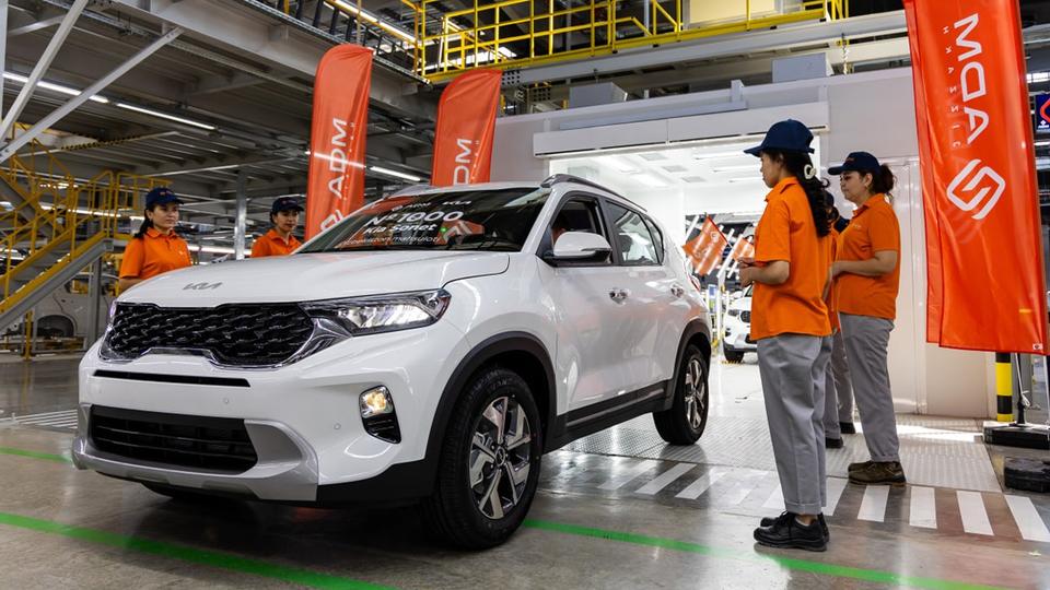Машины Kia джизакской сборки начали экспортировать в Таджикистан
