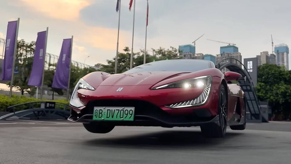 YangWang U9 — гиперкар, который прыгает через ямы