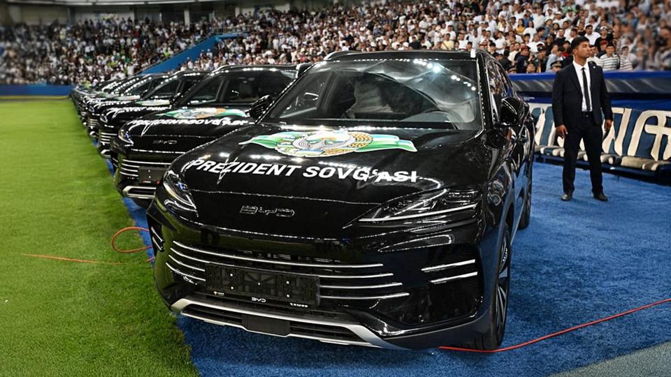 Какие автомобили подарили футболистам сборной Узбекистана