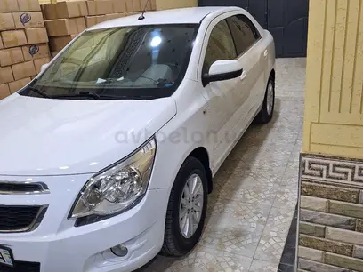 Белый Chevrolet Cobalt, 4 позиция 2015 года, КПП Автомат, в Навои за ~9 558 y.e. id5208771