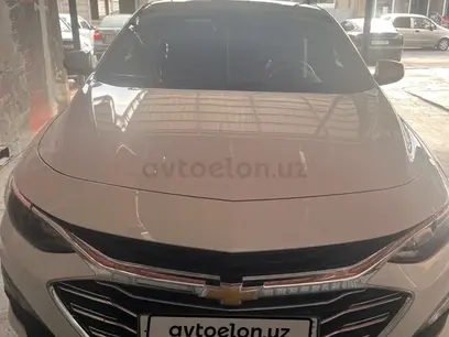 Белый Chevrolet Malibu, 3 позиция 2023 года, КПП Автомат, в Фергана за 28 000 y.e. id4993491