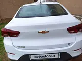 Белый Chevrolet Onix 2023 года, КПП Механика, в Джизак за ~12 221 y.e. id5022751, Фото №1