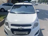Белый Chevrolet Spark, 2 позиция 2018 года, КПП Механика, в Фергана за 6 800 y.e. id6460215, Фото №1