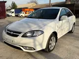 Белый Chevrolet Gentra, 1 позиция 2023 года, КПП Механика, в Джизак за 12 400 y.e. id6138349, Фото №1