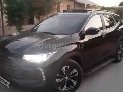 Черный Chevrolet Tracker, 2 позиция 2023 года, КПП Автомат, в Бухара за 9 800 y.e. id6171297