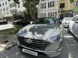 Мокрый асфальт Hyundai Sonata 2020 года, КПП Автомат, в Самарканд за 19 300 y.e. id6424514, Фото №1