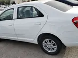 Белый Chevrolet Cobalt, 4 позиция 2023 года, КПП Автомат, в Навои за 12 650 y.e. id5031895, Фото №1