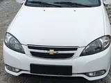 Белый Chevrolet Gentra, 2 позиция 2023 года, КПП Механика, в Денау за ~13 361 y.e. id5026738, Фото №1