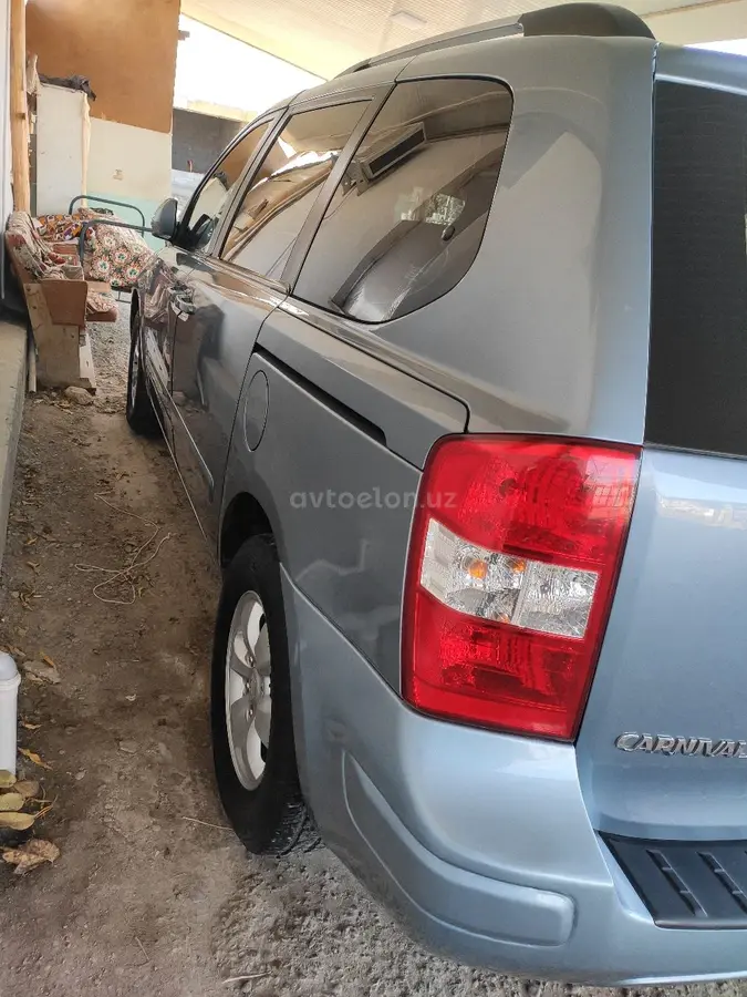 Kia Carnival — 5