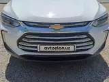 Белый Chevrolet Tracker, 3 позиция 2021 года, КПП Автомат, в Навои за ~15 285 y.e. id6461314, Фото №1