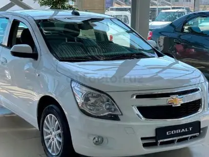 Белый Chevrolet Cobalt, 4 позиция 2024 года, КПП Автомат, в Ташкент за ~11 666 y.e. id5115409