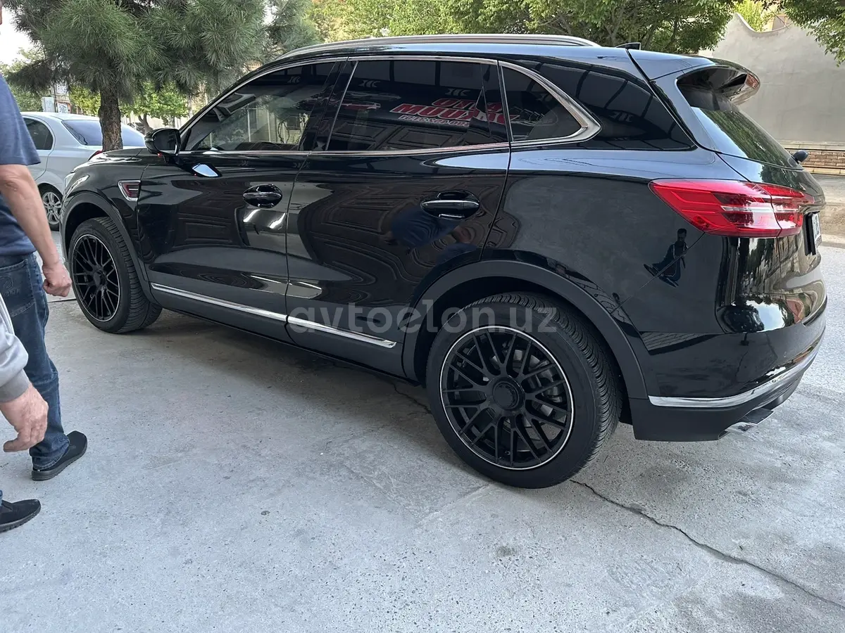 Hongqi HS5 — 2