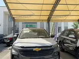 Мокрый асфальт Chevrolet Captiva, 5 позиция 2024 года, КПП Вариатор, в Ташкент за ~26 611 y.e. id5211884, Фото №1