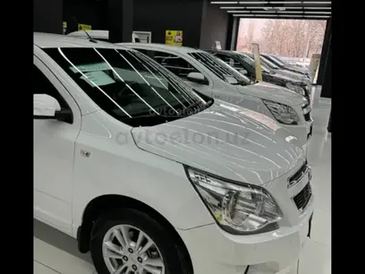 Белый Chevrolet Cobalt, 4 позиция 2024 года, КПП Автомат, в Самарканд за 12 800 y.e. id5172316