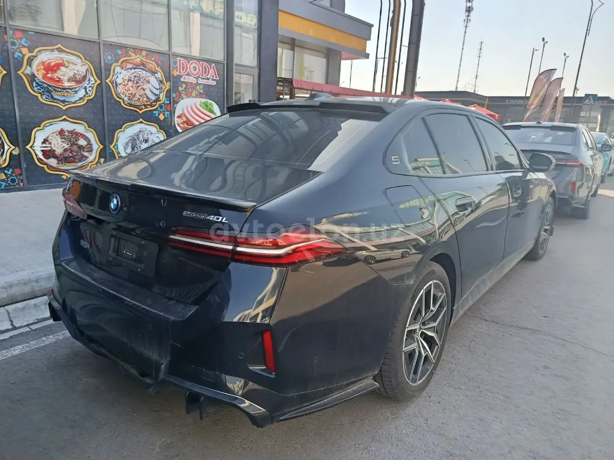 BMW i5 — 4