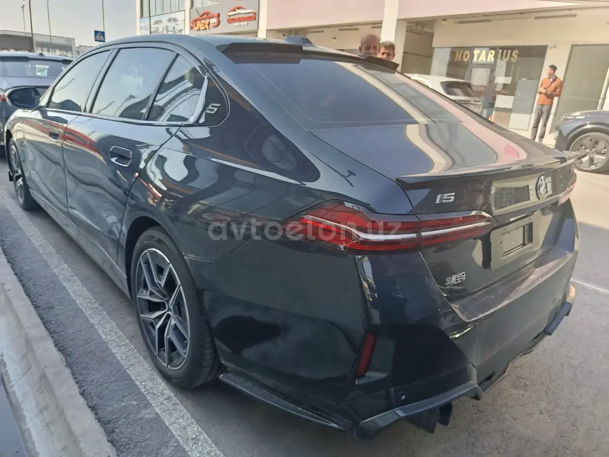 BMW i5 — 5