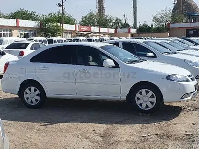 Белый Chevrolet Gentra, 1 позиция 2018 года, КПП Механика, в Денау за ~9 913 y.e. id4983671