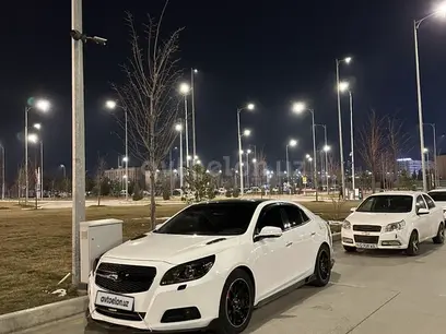 Белый Chevrolet Malibu, 3 позиция 2013 года, КПП Автомат, в Джизак за 13 990 y.e. id6357685