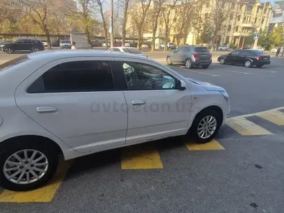 Белый Chevrolet Cobalt, 4 позиция 2015 года, КПП Автомат, в Ташкент за 8 800 y.e. id4916180
