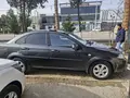Мокрый асфальт Chevrolet Gentra, 3 позиция 2022 года, КПП Автомат, в Навои за ~11 623 y.e. id6985411