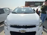Белый Chevrolet Spark, 4 позиция 2017 года, КПП Автомат, в Фергана за 6 550 y.e. id6657770, Фото №1