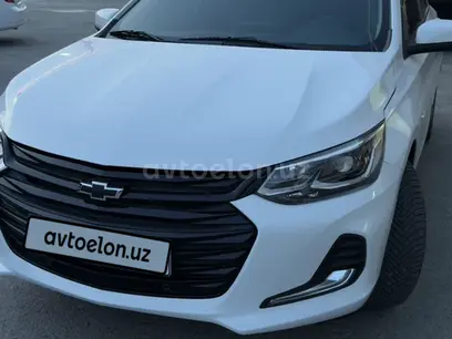 Белый Chevrolet Onix 2024 года, КПП Автомат, в Навои за 14 500 y.e. id6381586