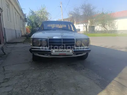 Белый Mercedes-Benz E 230 1982 года, КПП Механика, в Ташкент за 3 000 y.e. id5176089