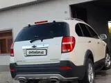 Белый Chevrolet Captiva, 3 позиция 2011 года, КПП Автомат, в Бухара за 11 000 y.e. id6684315, Фото №1