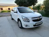 Белый Chevrolet Cobalt, 4 позиция 2023 года, КПП Автомат, в Навои за ~12 698 y.e. id5227641, Фото №1