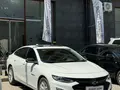 Белый Chevrolet Malibu, 3 позиция 2024 года, КПП Автомат, в Ташкент за ~33 307 y.e. id5186245