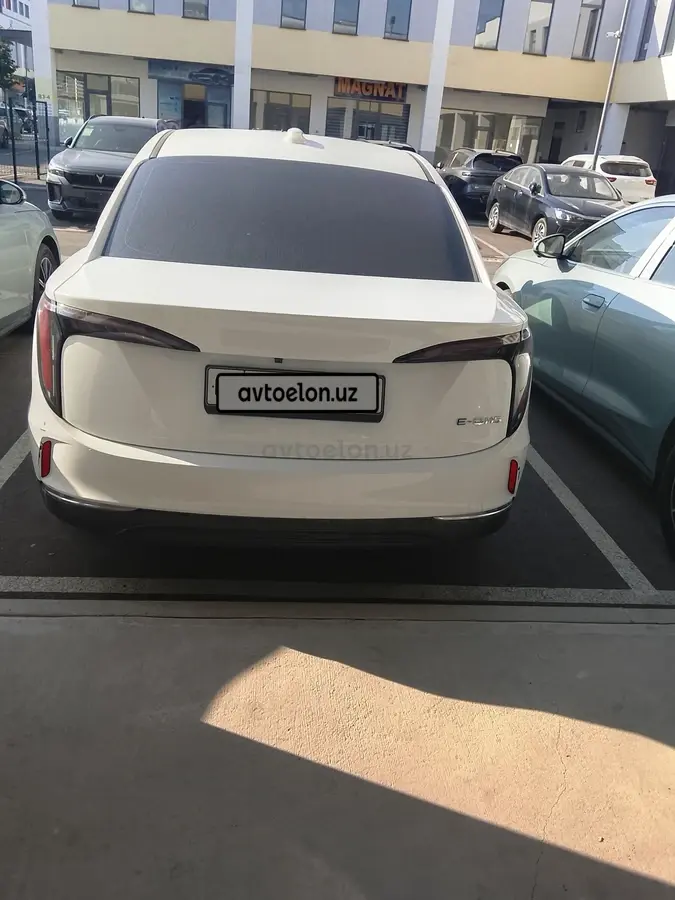 Hongqi E-QM5 — 3