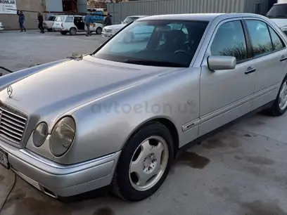 Серебристый Mercedes-Benz E 200 1998 года, КПП Механика, в Чирчик за 12 000 y.e. id3175444