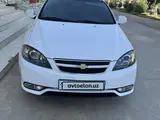 Белый Chevrolet Lacetti, 3 позиция 2022 года, КПП Автомат, в Термез за ~12 993 y.e. id6429112, Фото №1