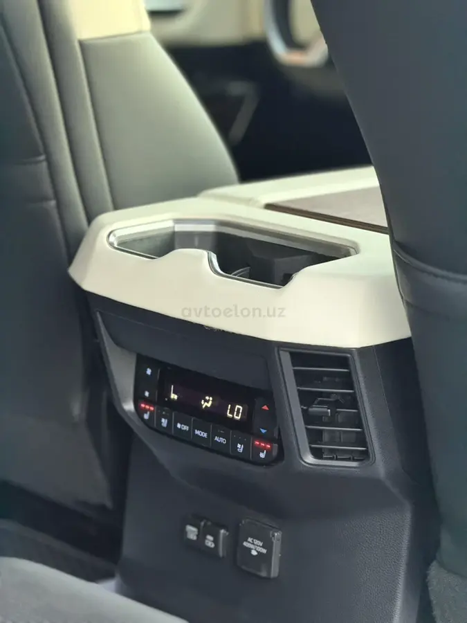 Toyota Sequoia — 8