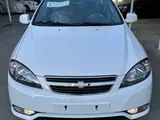 Белый Chevrolet Gentra, 2 позиция 2024 года, КПП Механика, в Денау за ~11 437 y.e. id5226732, Фото №1