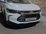 Белый Chevrolet Tracker, 3 позиция 2023 года, КПП Автомат, в Андижан за 19 000 y.e. id5219833, Фото №1