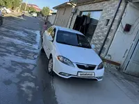 Белый Daewoo Gentra, 1 позиция Газ-бензин 2016 года, КПП Механика, в Бухара за ~7 828 y.e. id7048686