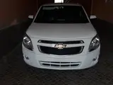Белый Chevrolet Cobalt, 4 позиция 2024 года, КПП Автомат, в Джизак за 13 500 y.e. id4990680, Фото №1