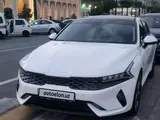 Белый Kia K5 2023 года, КПП Автомат, в Ташкент за 22 850 y.e. id6417103, Фото №1