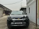 Тё̀мно-си́ний Chevrolet Tracker, 3 позиция 2023 года, КПП Автомат, в Ташкент за 18 000 y.e. id4213460, Фото №1