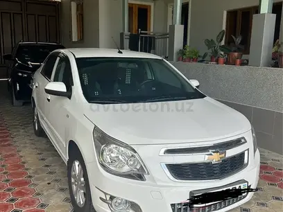 Белый Chevrolet Cobalt, 4 позиция 2022 года, КПП Автомат, в Янгиюль за ~12 605 y.e. id5125015