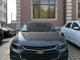Мокрый асфальт Chevrolet Malibu 2 2018 года, КПП Автомат, в Ташкент за 16 700 y.e. id6441424, Фото №1