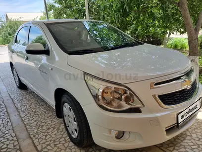 Белый Chevrolet Cobalt, 2 позиция 2015 года, КПП Механика, в Бухара за 7 800 y.e. id5173353