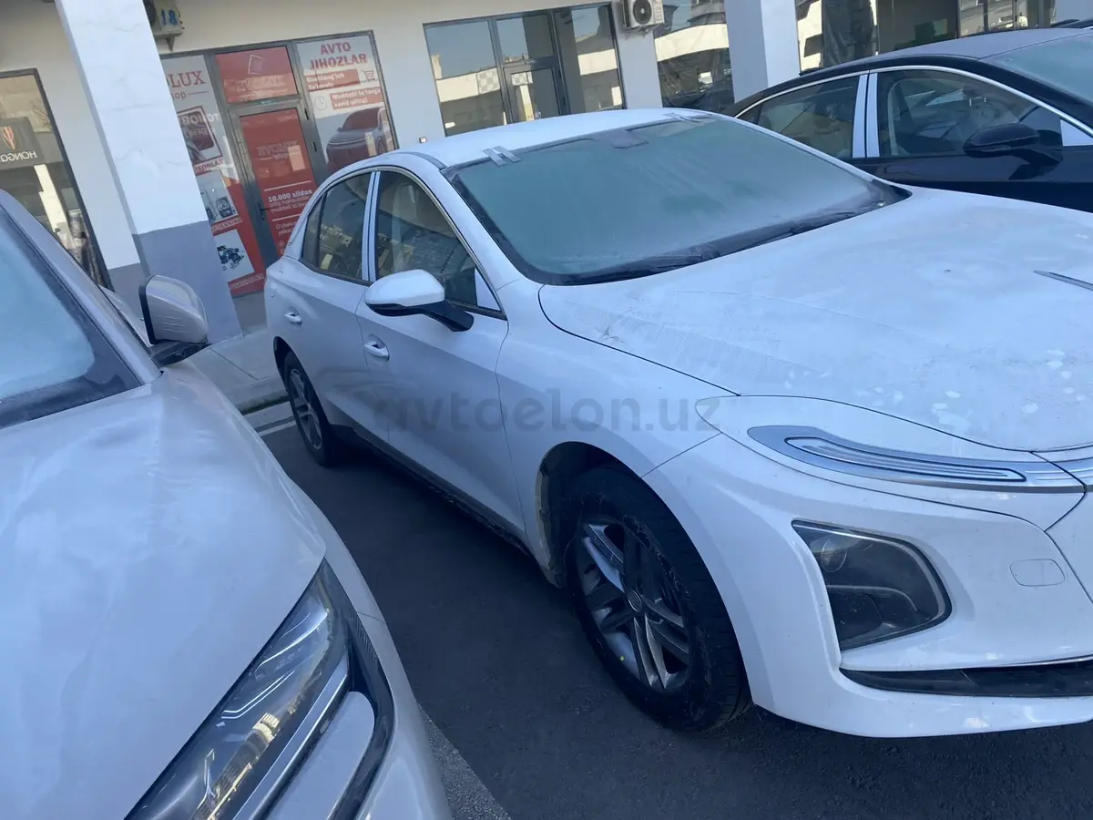 Hongqi E-QM5 2025 — 3