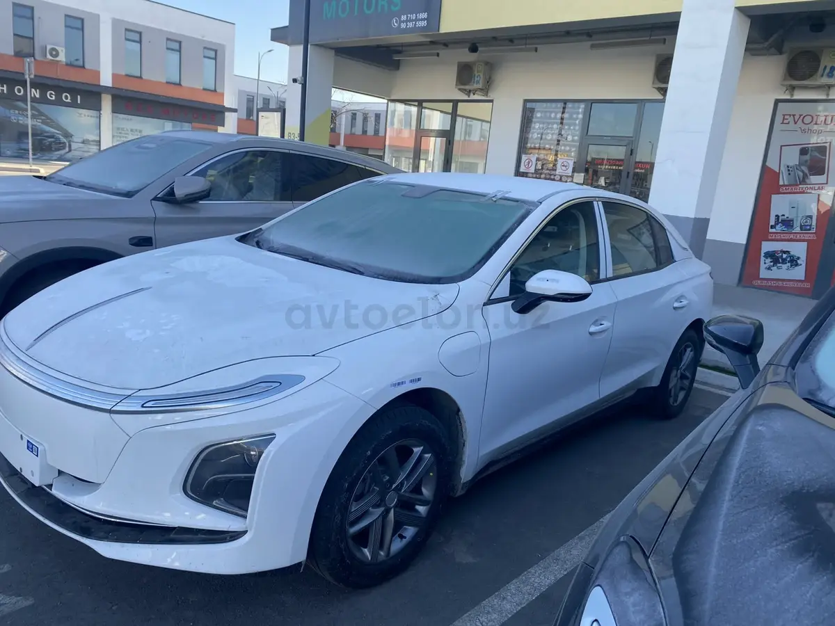 Hongqi E-QM5 2025 — 4