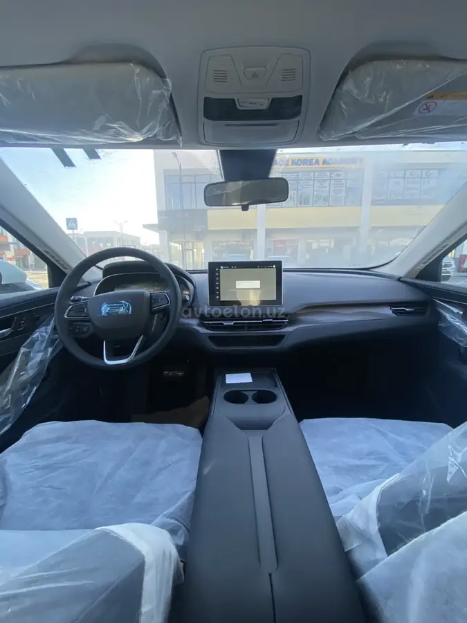 Hongqi E-QM5 2025 — 5