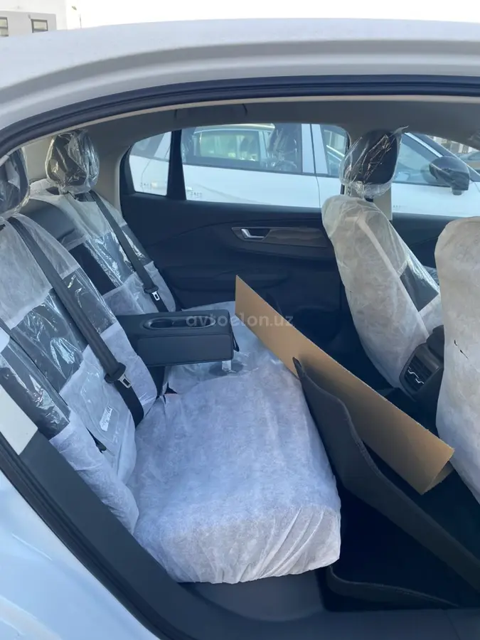 Hongqi E-QM5 2025 — 6